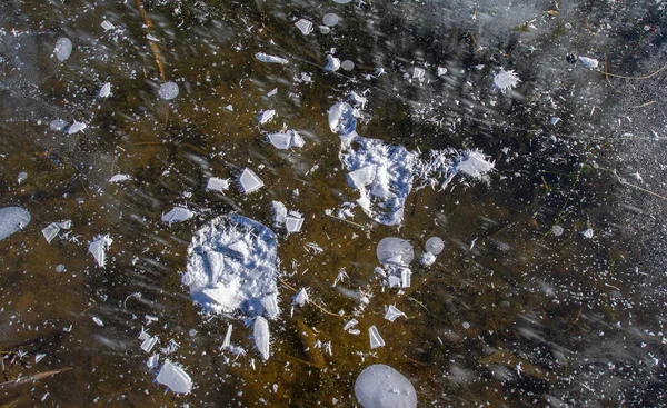 Ulicy Jest Mróz Lód Rzece Bąbelki Lodu Utknęły Lodzie Niezwykle — Zdjęcie stockowe