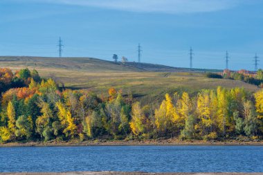 Sonbahar manzarası kumlu kıyılar, yarıklar ve esnemeler, koyu mavi soğuk su, gözleri yakalamak için hüzünlü bir zaman, yaza renkli bir veda