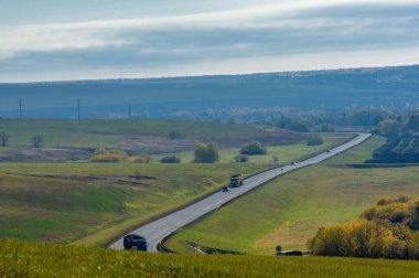 Sonbahar fotoğrafçılığı, yerel kır yolu, sonbaharda ağaçlı güzel bir manzara.