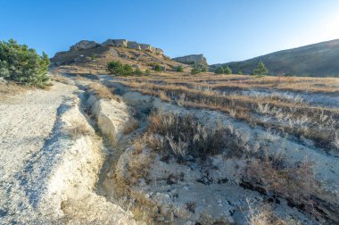 Kırım sonbahar yarımadasının fotoğrafları, Beyaz Ak-Kaya kayası, Belogorsky bölgesi, Biyuk-Karasu nehri, Mousterian çağı, Sarmatlar ve İskitler 'in yerleşim yerleri, Altyn Teshik mağarası.