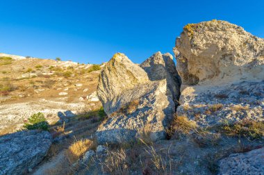 Kırım sonbahar yarımadasının fotoğrafları, Beyaz Ak-Kaya kayası, Belogorsky bölgesi, Biyuk-Karasu nehri, Mousterian çağı, Sarmatlar ve İskitler 'in yerleşim yerleri, Altyn Teshik mağarası.