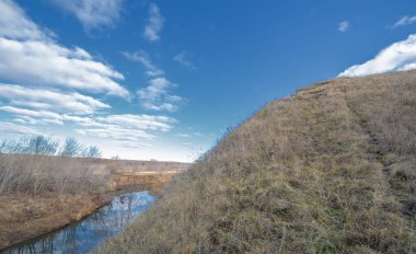 Sonbahar kış manzarası, Kasım. Ay sonuna kadar. Üzücü, kasvetli bir mevsim, doğa karı bekliyor.,