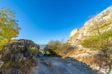 Kırım sonbahar yarımadasının fotoğrafları, Beyaz Ak-Kaya kayası, Belogorsky bölgesi, Biyuk-Karasu nehri, Mousterian çağı, Sarmatlar ve İskitler 'in yerleşim yerleri, Altyn Teshik mağarası.