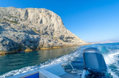 Kırım Yarımadası 'nın fotoğrafları. Golitsyn izleri Green Bay 'in güneybatı kıyısından geliyor. İzler, Çar II. Nicholas 'ın gelmesiyle Prens Golitsyn' in emriyle dikildi..
