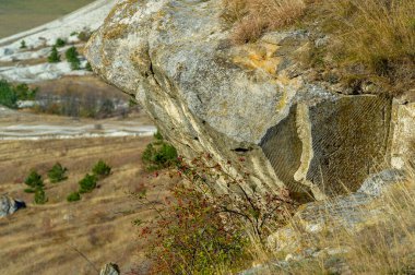 Kırım sonbahar yarımadasının fotoğrafları, Beyaz Ak-Kaya kayası, Belogorsky bölgesi, Biyuk-Karasu nehri, Mousterian çağı, Sarmatlar ve İskitler 'in yerleşim yerleri, Altyn Teshik mağarası.