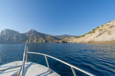 Kırım yarımadası manzaralı deniz manzaralı Tsarskoye Sahili Novyi Svet Cape Kapchik Upland Karaul-Oba, Amfibi Adam ve 20. yüzyılın Korsanları köyü yakınlarındaki harika bir yer.