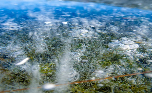 氷の泡が氷の中にたまっています異常にカラフルな氷の建築物です — ストック写真