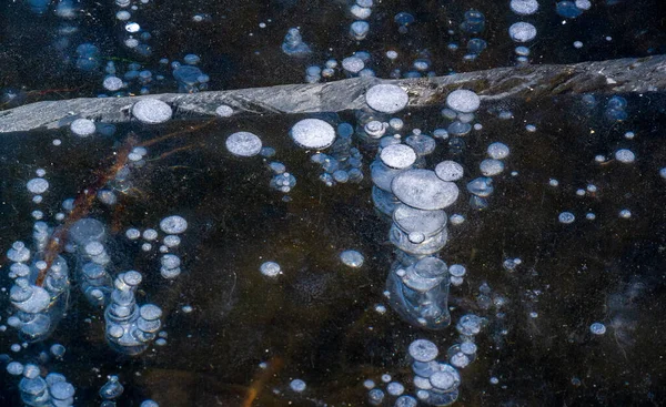 Hay Heladas Calle Hielo Río Burbujas Hielo Atrapadas Hielo Arquitectura —  Fotos de Stock