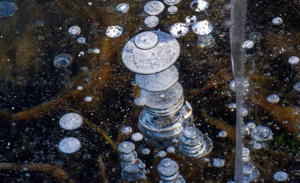 Hay Heladas Calle Hielo Río Burbujas Hielo Atrapadas Hielo Arquitectura —  Fotos de Stock