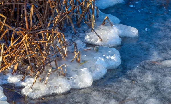 Det Frost Gatan Floden Isbubblor Fastnat Ovanligt Färgstark Isarkitektur — Stockfoto