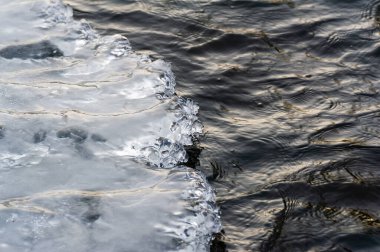 Kış manzarası, pınardaki buz, donmuş su, kırılgan, şeffaf kristal bir katı. Kaynak, iyi, rill
