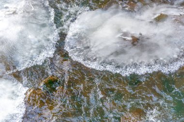 Kış manzarası, pınardaki buz, donmuş su, kırılgan, şeffaf kristal bir katı. Kaynak, iyi, rill