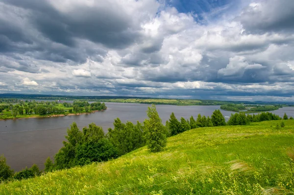 Sommarlandskap Stor Översvämmande Flod Ängsblommor Stranden Floden Mäktiga Moln Himlen — Stockfoto