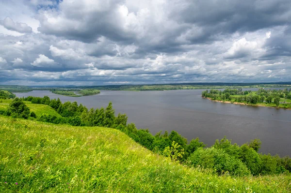 Sommarlandskap Stor Översvämmande Flod Ängsblommor Stranden Floden Mäktiga Moln Himlen — Stockfoto