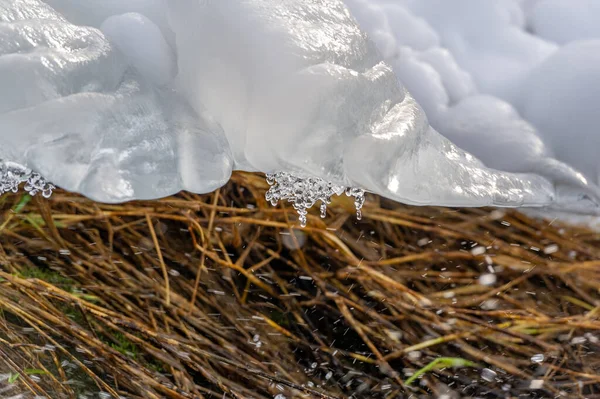 Zimowy Krajobraz Lód Wiosnę Zamarznięta Woda Krucha Przezroczysta Krystaliczna Bryła — Zdjęcie stockowe