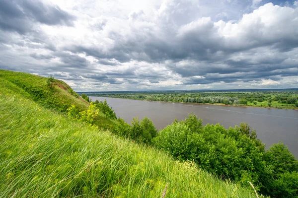 Sommarlandskap Stor Översvämmande Flod Ängsblommor Stranden Floden Mäktiga Moln Himlen — Stockfoto