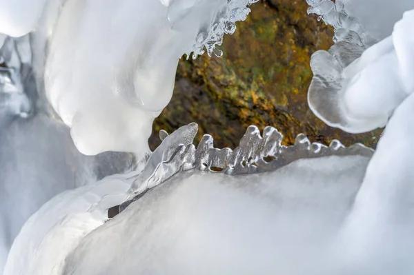 Vinterlandskap Våren Fruset Vatten Sprött Genomskinligt Kristallint Fast Ämne Källa — Stockfoto