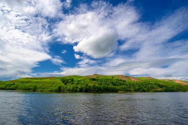 Foto Krachtige Donderwolken Blauwe Lucht Donker Scherp Water Toeristische Wandeling — Stockfoto