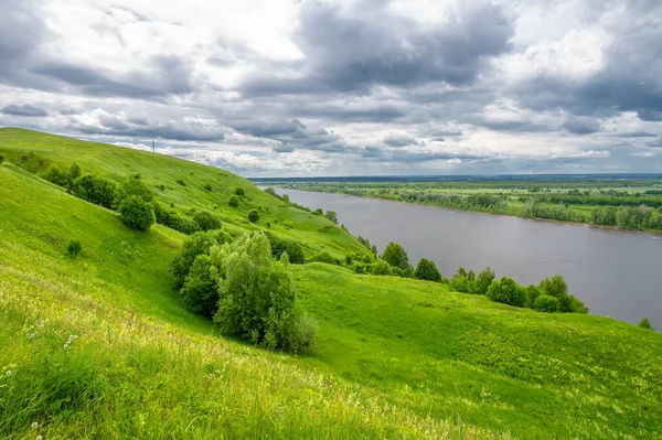 Sommarlandskap Stor Översvämmande Flod Ängsblommor Stranden Floden Mäktiga Moln Himlen — Stockfoto