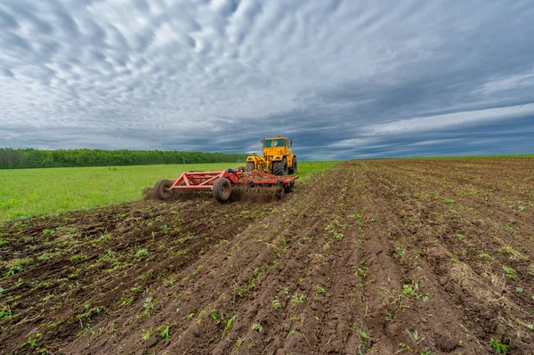 Tavaszi Fotózás Táj Mezőgazdasági Gépekkel Egy Traktor Szántja Földet Szántja — Stock Fotó