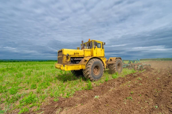 Tavaszi Fotózás Táj Mezőgazdasági Gépekkel Egy Traktor Szántja Földet Szántja — Stock Fotó