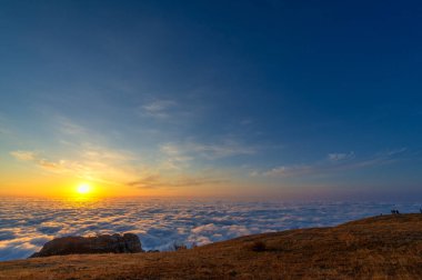 Kırım yarımadasının sonbahar fotoğrafları. Bulutların üstündeki dağlarda. Kayın, çam, boynuz, Demerdji dağlarındaki orman.