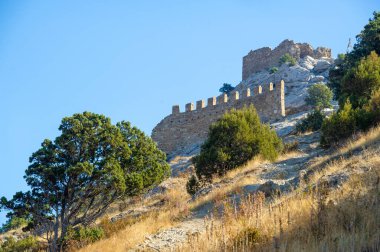 Ceneviz kayası olarak da bilinen Kırım yarımadasının, Sudak kalesinin fotoğrafları, kale 212 yılında Alanlar, Hazarlar veya Bizanslılar, Padişah-Jami Camii, Müze-Rezerv Sudak Kalesi tarafından inşa edildi.