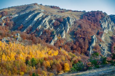 Kırım yarımadasının sonbahar fotoğrafları, Demerdzhi Dağı, ünlü Kırım simgesi. Burası doğanın güçlerine yol açan alışılmadık cisimler için ilginçtir: rüzgar yağmurları ve depremler.