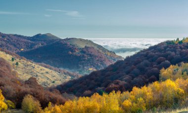 Kırım yarımadasının sonbahar fotoğrafları, Demerdzhi Dağı, ünlü Kırım simgesi. Burası doğanın güçlerine yol açan alışılmadık cisimler için ilginçtir: rüzgar yağmurları ve depremler.