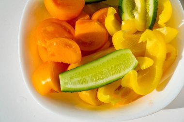 Salatalıklar, domatesler, tatlı biberler, yemek salataları, çeşitli ham karışımlardan oluşan soğuk bir tabak, genellikle yağ, sirke veya diğer soslarla tatlandırılmış.