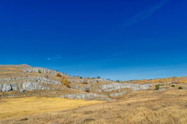 Kırım yarımadasının sonbahar fotoğrafları, Demerdzhi Dağı, ünlü Kırım simgesi. Burası doğanın güçlerine yol açan alışılmadık cisimler için ilginçtir: rüzgar yağmurları ve depremler.