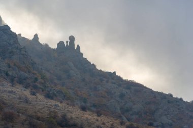 Kırım yarımadasının sonbahar fotoğrafları, Demerdzhi Dağı 'nın sisi, Karadeniz' den gelen su buharlaşması, günbatımı. Doğanın gücünün ürünü: rüzgar yağmurları ve depremler.