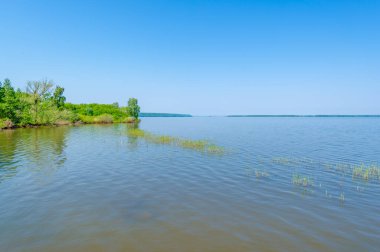 Bahar fotoğrafçılığı, nehir gibi akan Kama, mavi gökyüzü.