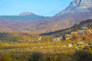 Kırım yarımadasının sonbahar fotoğrafları, Demerdzhi Dağı 'nın sisi, Karadeniz' den gelen su buharlaşması, günbatımı. Doğanın gücünün ürünü: rüzgar yağmurları ve depremler.