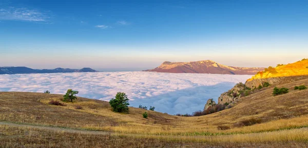 Fotos Otoñales Península Crimea Alto Las Montañas Sobre Las Nubes — Foto de Stock