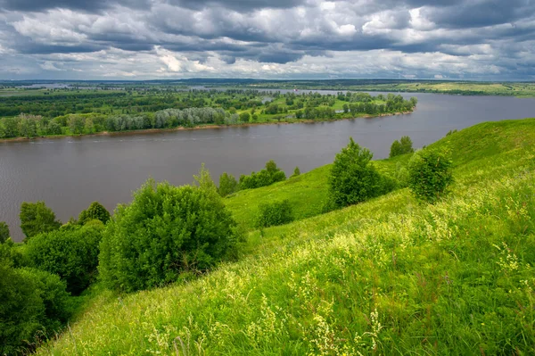 Sommarlandskap Stor Översvämmande Flod Ängsblommor Stranden Floden Mäktiga Moln Himlen — Stockfoto