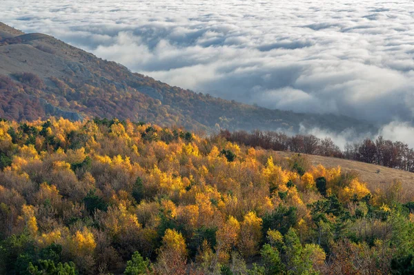 Fotos Otoñales Península Crimea Alto Las Montañas Sobre Las Nubes —  Fotos de Stock