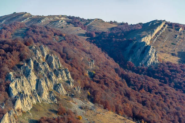 Kırım yarımadasının sonbahar fotoğrafları, Demerdzhi Dağı 'nın sisi, Karadeniz' den gelen su buharlaşması, günbatımı. Doğanın gücünün ürünü: rüzgar yağmurları ve depremler.