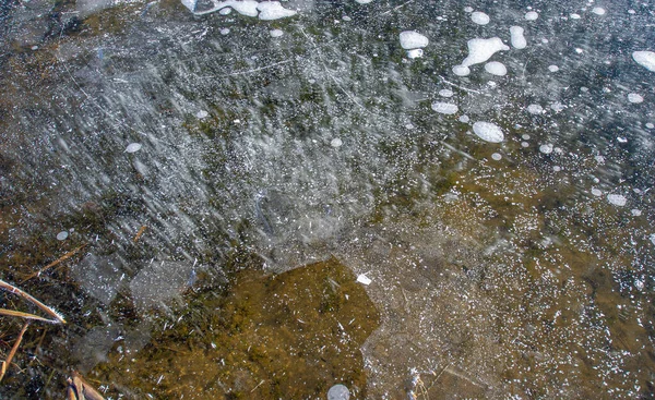 街上结了霜 河里结了冰 冰泡陷在了冰里 冰上的建筑不同寻常地五彩斑斓 — 图库照片