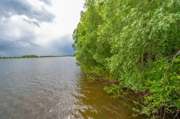 Foto Krachtige Donderwolken Blauwe Lucht Donker Scherp Water Toeristische Wandeling — Stockfoto