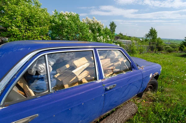 Fotografía Primavera Coche Viejo Leña Coche Protegido Lluvia — Foto de Stock