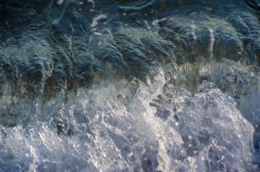 Yüzeyin sığ derinliği, hafif rüzgar, dalgalar, yerel zayıf kıyı rüzgarları gün boyunca denizden karaya ve gece karadan esiyor.