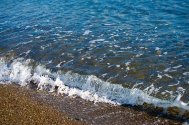 Yüzeyin sığ derinliği, hafif rüzgar, dalgalar, yerel zayıf kıyı rüzgarları gün boyunca denizden karaya ve gece karadan esiyor.