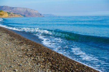 Yüzeyin sığ derinliği, hafif rüzgar, dalgalar, yerel zayıf kıyı rüzgarları gün boyunca denizden karaya ve gece karadan esiyor.