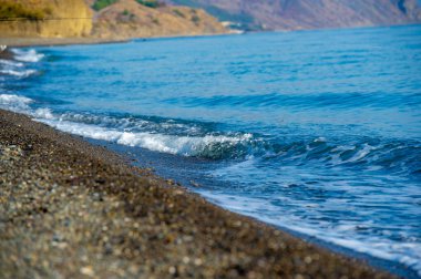 Yüzeyin sığ derinliği, hafif rüzgar, dalgalar, yerel zayıf kıyı rüzgarları gün boyunca denizden karaya ve gece karadan esiyor.