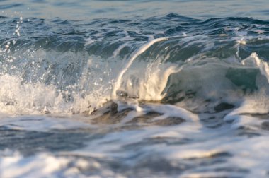 Yüzeyin sığ derinliği, hafif rüzgar, dalgalar, yerel zayıf kıyı rüzgarları gün boyunca denizden karaya ve gece karadan esiyor.
