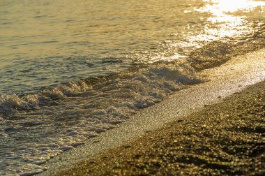 Yüzeyin sığ derinliği, hafif rüzgar, dalgalar, yerel zayıf kıyı rüzgarları gün boyunca denizden karaya ve gece karadan esiyor.