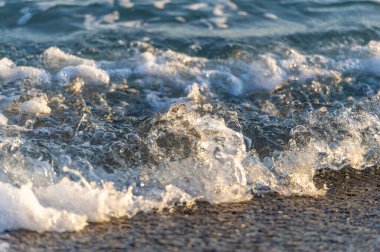 Yüzeyin sığ derinliği, hafif rüzgar, dalgalar, yerel zayıf kıyı rüzgarları gün boyunca denizden karaya ve gece karadan esiyor.