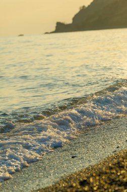 Yüzeyin sığ derinliği, hafif rüzgar, dalgalar, yerel zayıf kıyı rüzgarları gün boyunca denizden karaya ve gece karadan esiyor.