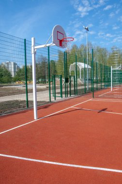 Lastiklenmiş oyun alanları, basketbol sahası her iki ucunda sepetler olan dikdörtgen bir zeminden oluşan bir oyun yüzeyi..